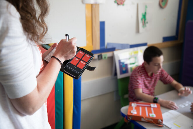 Pour le compte rendu : Un chercheur enregistre les comportements de chaque enfant dans une application pour smartphone. © Erin Little Pour le compte rendu : Un chercheur enregistre les comportements de chaque enfant dans une application pour smartphone. © Erin Little