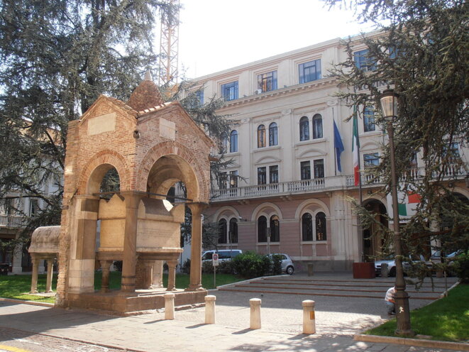 Padoue, Tomba di Antenore (XIIIe s.), monument en l'honneur d'un réfugié troyen. Padoue, Tomba di Antenore (XIIIe s.), monument en l'honneur d'un réfugié troyen.