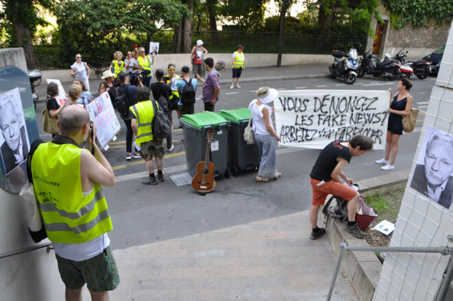 Protestation au siège du journal Le Monde contre le traitement du cas Assange © PhotoJournaliste_freeOfUse Protestation au siège du journal Le Monde contre le traitement du cas Assange © PhotoJournaliste_freeOfUse