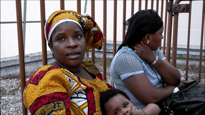 Venue de Côte-d'Ivoire avec son enfant... Venue de Côte-d'Ivoire avec son enfant...