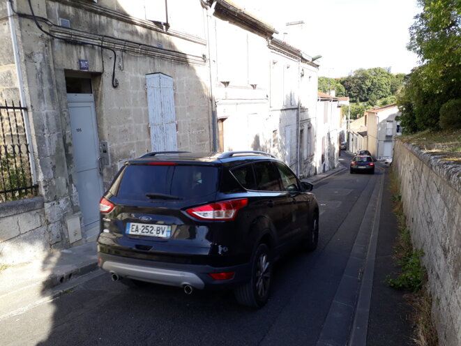 - Impossible de se croiser dans cette rue très en pente, et surtout très étroite - © - FS - - Impossible de se croiser dans cette rue très en pente, et surtout très étroite - © - FS -