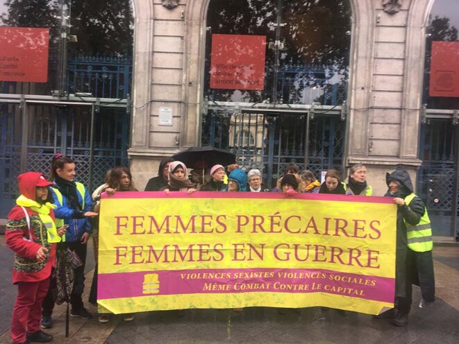 Devant la mairie du XIe arrondissement, 2019. Devant la mairie du XIe arrondissement, 2019.