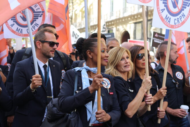 Stewards et hôtesses de l'air ont défilé au milieu des professions libérales. © M.G Stewards et hôtesses de l'air ont défilé au milieu des professions libérales. © M.G