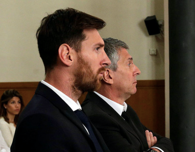 Lionel Messi beside his father Jorge during their trial on tax fraud charges in Barcelona in June 2016. © Reuters