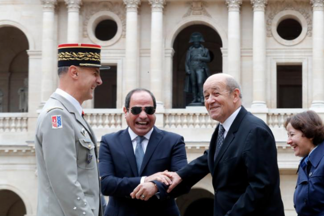 Le président égyptien Abdel Fattah al-Sissi (au centre-gauche) et l’ancien ministre de la défense de François Hollande Jean-Yves Le Drian (au centre-droit) à Paris en octobre 2017. Les deux hommes avaient signé la vente des 24 Rafale à l’Égypte en février 2015. © Reuters Le président égyptien Abdel Fattah al-Sissi (au centre-gauche) et l’ancien ministre de la défense de François Hollande Jean-Yves Le Drian (au centre-droit) à Paris en octobre 2017. Les deux hommes avaient signé la vente des 24 Rafale à l’Égypte en février 2015. © Reuters