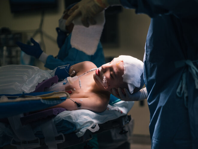 Manipuler avec précaution : Saadi Ghatan, le neurochirurgien, berce la tête de Kevin. Manipuler avec précaution : Saadi Ghatan, le neurochirurgien, berce la tête de Kevin.