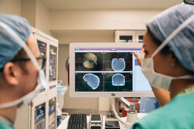 Alignement soigneux : Les scintigraphies cérébrales aident les médecins à planifier le chemin des électrodes dans le cerveau de Kevin. Alignement soigneux : Les scintigraphies cérébrales aident les médecins à planifier le chemin des électrodes dans le cerveau de Kevin.