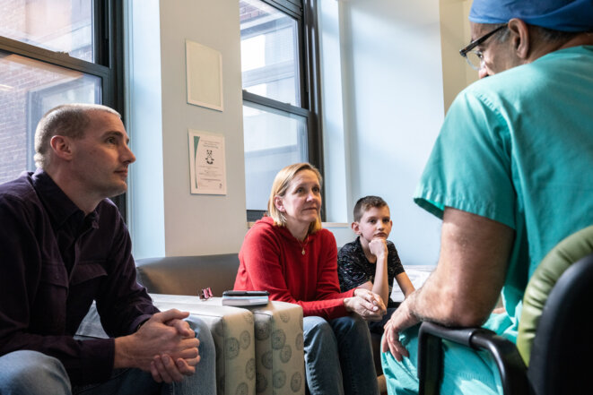 Nouveau départ : Les parents et le frère de Kevin, Brian, espèrent que la chirurgie ramènera Kevin là où il était avant que les crises fréquentes ne submergent son cerveau. Nouveau départ : Les parents et le frère de Kevin, Brian, espèrent que la chirurgie ramènera Kevin là où il était avant que les crises fréquentes ne submergent son cerveau.