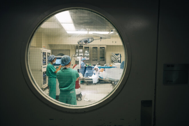 Je l'ai nettoyé : Les médecins de la salle d'opération se préparent à la procédure minutieuse. Je l'ai nettoyé : Les médecins de la salle d'opération se préparent à la procédure minutieuse.