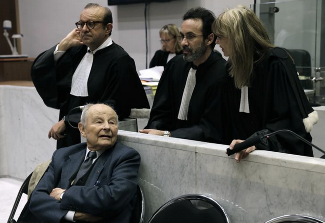 Jacques Servier et ses avocats, au début d’une audience du procès du Mediator à Nanterre, le 21 mai 2013.