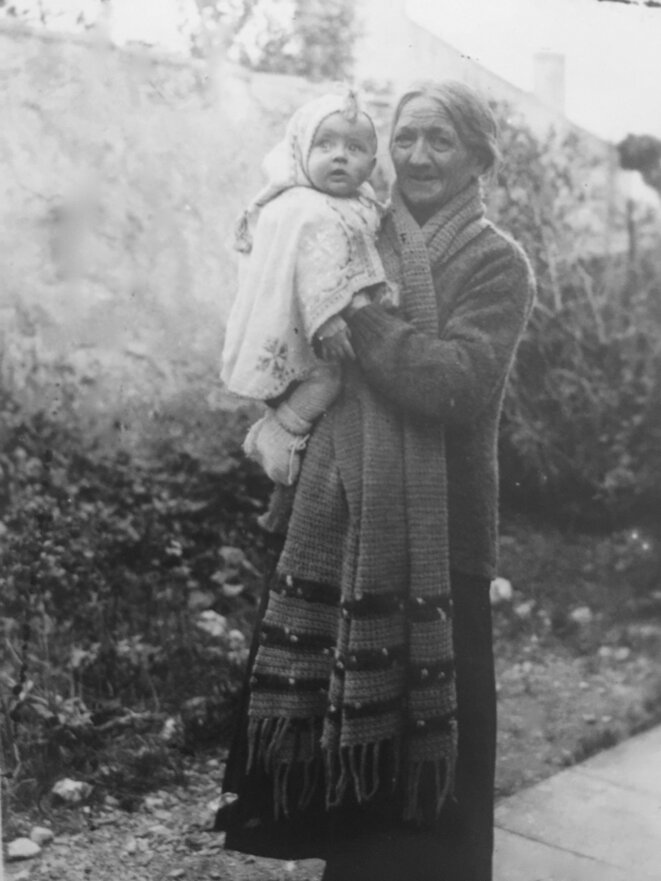 Mon arrière-grand-mère Milla avec mon oncle dans les bras. Mon arrière-grand-mère Milla avec mon oncle dans les bras.