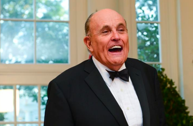 L'avocat et ami de Trump Rudy Giuliani, ancien maire de New York, lors d'un dîner à la Maison Blanche le 20 septembre. © Reuters L'avocat et ami de Trump Rudy Giuliani, ancien maire de New York, lors d'un dîner à la Maison Blanche le 20 septembre. © Reuters