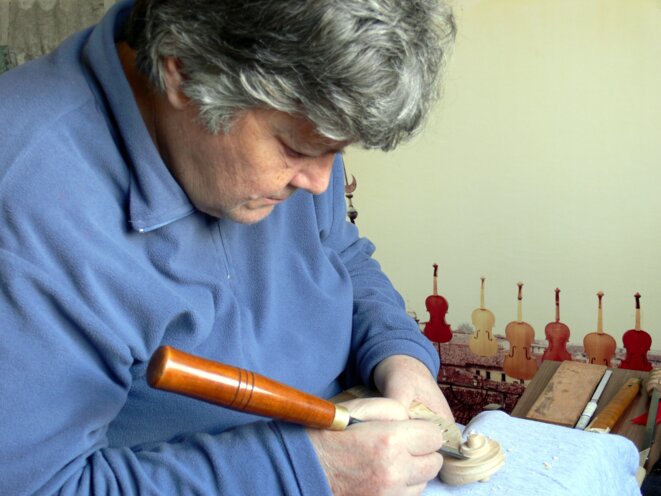 Wanna Zambelli dans son atelier de lutherie à Crémone Wanna Zambelli dans son atelier de lutherie à Crémone