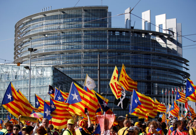 Des indépendantistes catalans devant le Parlement de Strasbourg, le 2 juillet 2019. © Vincent Kessler / Reuters Des indépendantistes catalans devant le Parlement de Strasbourg, le 2 juillet 2019. © Vincent Kessler / Reuters