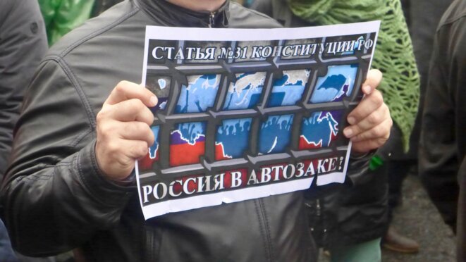 La Russie dans un "panier à salade" © CB La Russie dans un "panier à salade" © CB