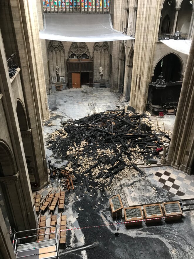 Intérieur de la cathédrale Notre-Dame de Paris, après l'incendie, 7 mai 2019. © Document Mediapart