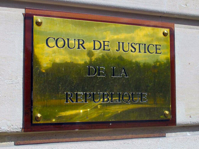 Plaque de la Cour de justice de la République, 21 rue de Constantine (Paris VII). © Photo: Celette/Wikimedia Commons, lic. CC-BY-SA int. 4.0 (recadrage et traitement par LB). Plaque de la Cour de justice de la République, 21 rue de Constantine (Paris VII). © Photo: Celette/Wikimedia Commons, lic. CC-BY-SA int. 4.0 (recadrage et traitement par LB).
