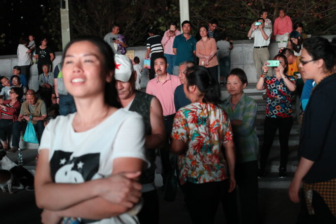 Les habitants du quartier de Pingguoyuan assistent à un spectacle. © JP Les habitants du quartier de Pingguoyuan assistent à un spectacle. © JP
