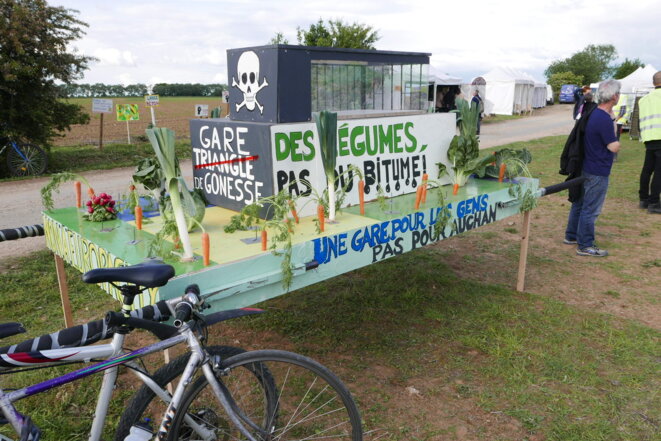 Une gare pour les habitants, pas pour Auchan. © Alice Le Roy Une gare pour les habitants, pas pour Auchan. © Alice Le Roy