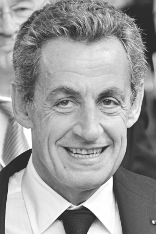 Nicolas Sarkozy au congrès du Parti populaire européen (PPE) en 2016. © PPE/Wikimedia Commons (via Flickr), licence CC-BY-SA 2.0 générique (photo initiale en couleur recadrée et convertie en niveaux de gris). Nicolas Sarkozy au congrès du Parti populaire européen (PPE) en 2016. © PPE/Wikimedia Commons (via Flickr), licence CC-BY-SA 2.0 générique (photo initiale en couleur recadrée et convertie en niveaux de gris).