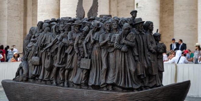Sculpture en place Saint-Pierre de Rome représentant 140 migrants de toutes origines. Sculpture en place Saint-Pierre de Rome représentant 140 migrants de toutes origines.