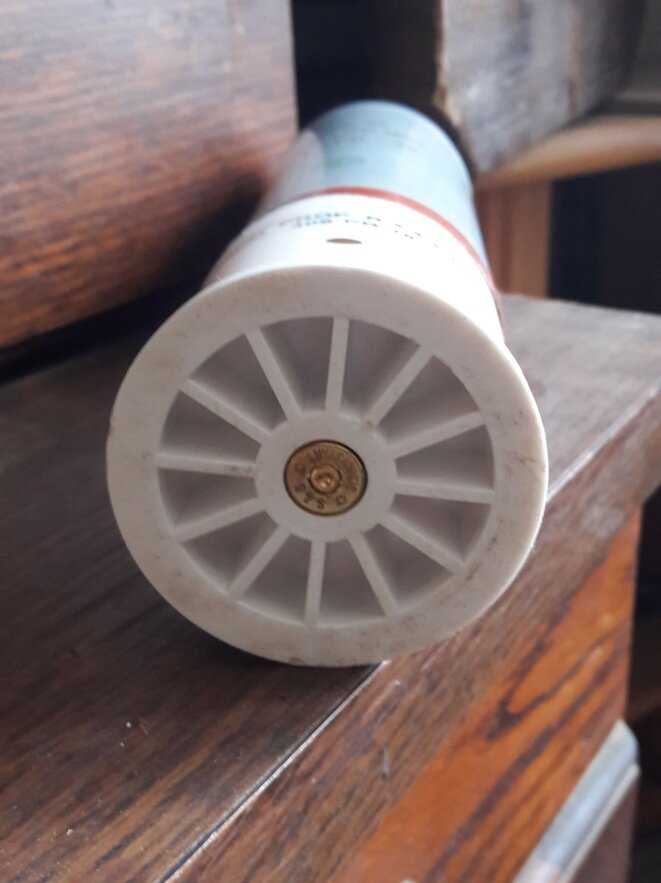 Grenade lancée et ayant libéré les palets et gaz lacrymogènes © Inconnu Grenade lancée et ayant libéré les palets et gaz lacrymogènes © Inconnu