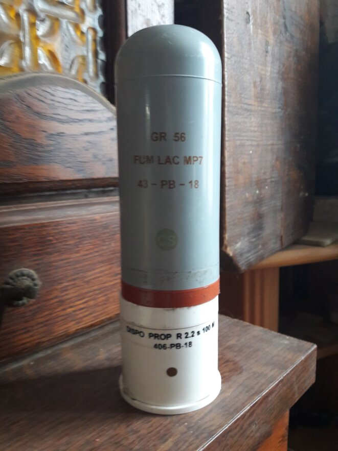 Grenade lancée et ayant libéré les palets et gaz lacrymogènes - debout © Inconnu Grenade lancée et ayant libéré les palets et gaz lacrymogènes - debout © Inconnu