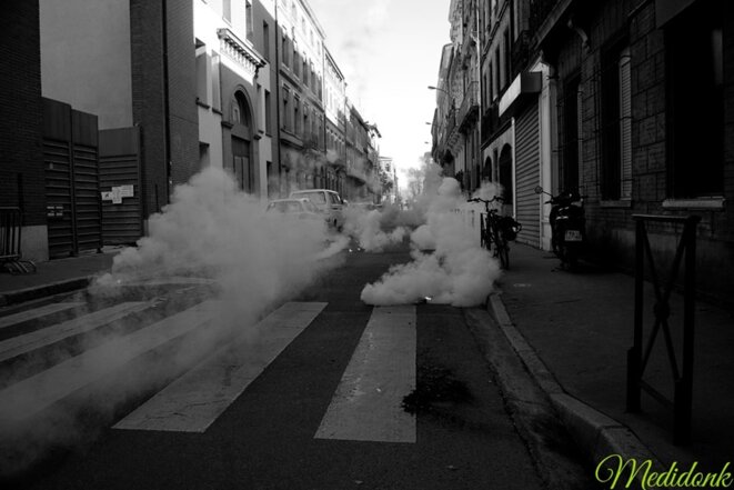 Prise de vue juste après le premier lancer de grenades, la rue est bien déserte © Medidonk Photographie Prise de vue juste après le premier lancer de grenades, la rue est bien déserte © Medidonk Photographie