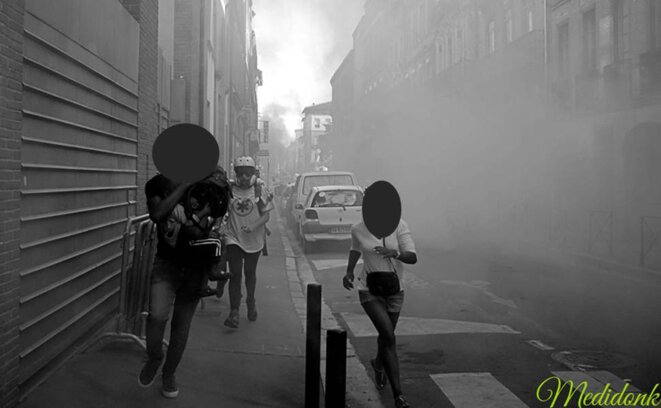 Vue quelques instants après les lancers de grenades : le nuage de gaz se disperse © Medidonk Photographie Vue quelques instants après les lancers de grenades : le nuage de gaz se disperse © Medidonk Photographie