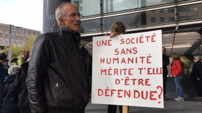 Un manifestant devant le Palais de justice de Grenoble (Isère) © France3 Alpes/G.L. Un manifestant devant le Palais de justice de Grenoble (Isère) © France3 Alpes/G.L.