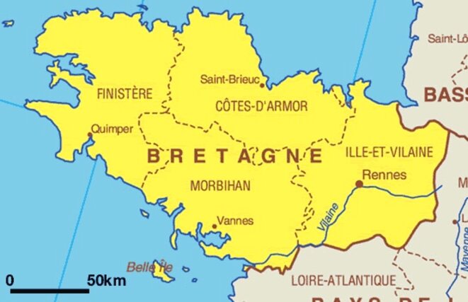 Une région, 4 départements : une sorte de simplification administrative, à laquelle les élus ont résisté becs et ongles, voulait fusionner les départements dans la région, laquelle a été savamment coupée de la Loire-Atlantique, pourtant historiquement bretonne. Mieux, la Bretagne en tant que région a failli disparaître sous l'ère Hollande, si J.-Y. Le Drian, revenu d'un voyage dans le cadre de ses fonctions de Ministre de la défénse, n'avait, paraît-il, tapé sur la table. © Anonyme Une région, 4 départements : une sorte de simplification administrative, à laquelle les élus ont résisté becs et ongles, voulait fusionner les départements dans la région, laquelle a été savamment coupée de la Loire-Atlantique, pourtant historiquement bretonne. Mieux, la Bretagne en tant que région a failli disparaître sous l'ère Hollande, si J.-Y. Le Drian, revenu d'un voyage dans le cadre de ses fonctions de Ministre de la défénse, n'avait, paraît-il, tapé sur la table. © Anonyme