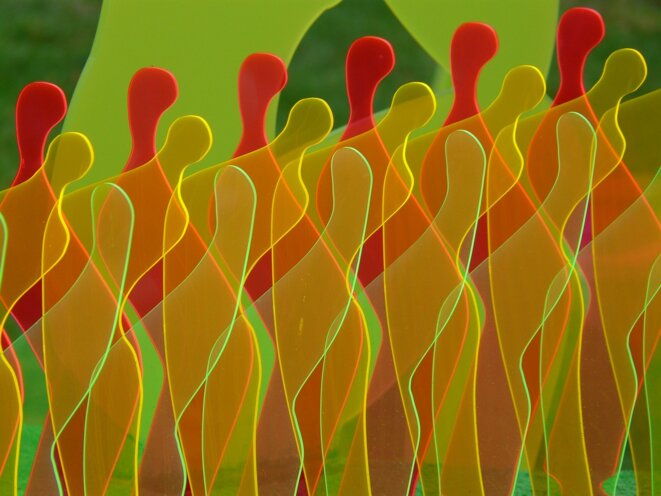 Foule fluorescente. © Image de Hans Braxmeier/Pixabay.com, licence Pixabay (usage libre) Foule fluorescente. © Image de Hans Braxmeier/Pixabay.com, licence Pixabay (usage libre)