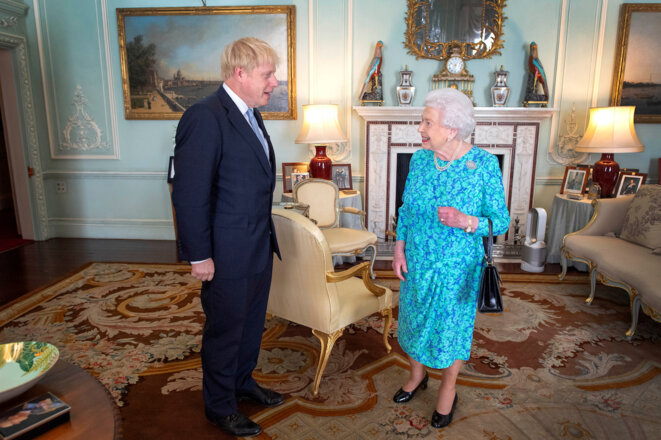 Le premier ministre Boris Johnson et la reine Elizabeth II le 24 juillet 2019 à Buckingham Palace à Londres. © Reuters Le premier ministre Boris Johnson et la reine Elizabeth II le 24 juillet 2019 à Buckingham Palace à Londres. © Reuters