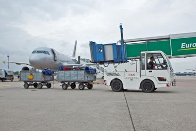 20191008-mulag-b-tracteurs-bagages-ref-100728907d-comet4h-gepaeck-koeln-bonn-airport-fd