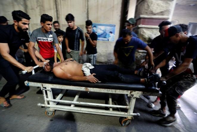 Un manifestante herido es evacuado, el 5 de octubre, en Bagdad, durante una manifestación contra el Gobierno. © Reuters Un manifestante herido es evacuado, el 5 de octubre, en Bagdad, durante una manifestación contra el Gobierno. © Reuters