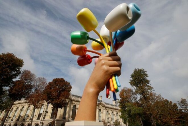 Jeff Koons, "The bouquet of Tulips", sculpture monumentale, Jardin des Champs-Elysées, Paris © REUTERS/Phillippe Wojazer Jeff Koons, "The bouquet of Tulips", sculpture monumentale, Jardin des Champs-Elysées, Paris © REUTERS/Phillippe Wojazer