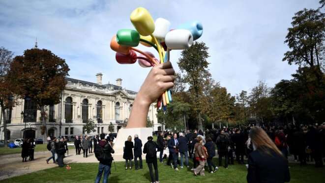 "Le Bouquet de Tulipes", œuvre de Jeff Koons, inaugurée le 4 octobre 2019 près du Petit Palais de Paris. © Stéphane de Sakutin / AFP "Le Bouquet de Tulipes", œuvre de Jeff Koons, inaugurée le 4 octobre 2019 près du Petit Palais de Paris. © Stéphane de Sakutin / AFP