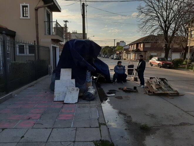 Walter Ledesma et Hipólito Suarez campent devant la maison de leur ancien employeur à Mar del Plata. © AS