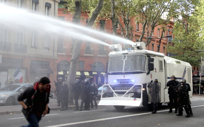 Canons à eau dans les rues de Toulouse © ER