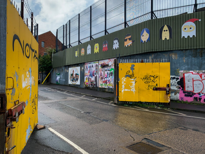 Le mur et une des portes de séparation entre catholiques et protestants à Belfast, désormais ouverte. © Thomas Cantaloube