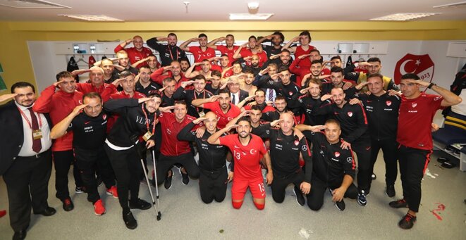Joueurs et staff technique de l'équipe nationale turque mimant un salut militaire après le match Turquie - Albanie (11 octobre 2019) Joueurs et staff technique de l'équipe nationale turque mimant un salut militaire après le match Turquie - Albanie (11 octobre 2019)