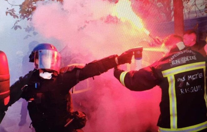 Le gouvernement a multiplié les provocations en jouant le pourrissement du rassemblement à coups de gaz lacrymogène, de matraque et en multipliant les nasses policières injustifiées. Le gouvernement a multiplié les provocations en jouant le pourrissement du rassemblement à coups de gaz lacrymogène, de matraque et en multipliant les nasses policières injustifiées.