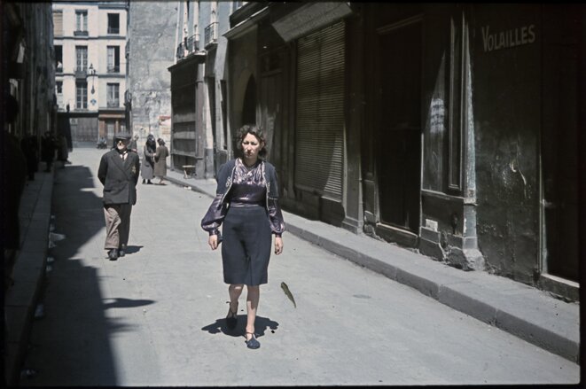 La persécution et la haine des juifs au pouvoir dans la France occupée pendant la Seconde Guerre mondiale. Photographie de Parisiens avec l'étoile jaune, rue des Ecouffes entre 1942 et 1944. Source: https://bibliotheques-specialisees.paris.fr/ark:/73873/pf0001678720/v0001.simple.selectedTab=record © André Zucca. La persécution et la haine des juifs au pouvoir dans la France occupée pendant la Seconde Guerre mondiale. Photographie de Parisiens avec l'étoile jaune, rue des Ecouffes entre 1942 et 1944. Source: https://bibliotheques-specialisees.paris.fr/ark:/73873/pf0001678720/v0001.simple.selectedTab=record © André Zucca.