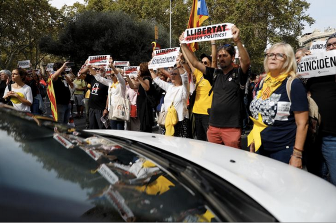 Lundi 14 octobre 2019. Manifestation près de la place de Catalogne à Barcelone, après l’annonce du jugement condamnant les indépendantistes. © Rafael Marchante / Reuters Lundi 14 octobre 2019. Manifestation près de la place de Catalogne à Barcelone, après l’annonce du jugement condamnant les indépendantistes. © Rafael Marchante / Reuters