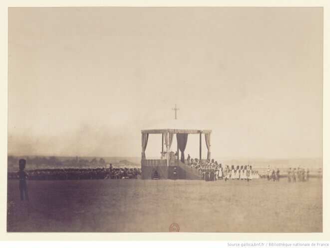 Une scène de l'espace public quand la laïcité était un mot d'ordre de gauche. Messe, camp de Châlons. Photographie de Gustave Le Gray, 1857. Source: gallica.bnf.fr