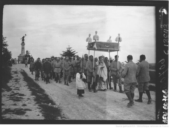 Une procession religieuse pendant la Première Guerre mondiale. Procession à la Fête-Dieux devant le mont Kellerman sur le plateau de Valmy. Paris, Agence Meurisse, 1916. Source: gallica.bnf.fr