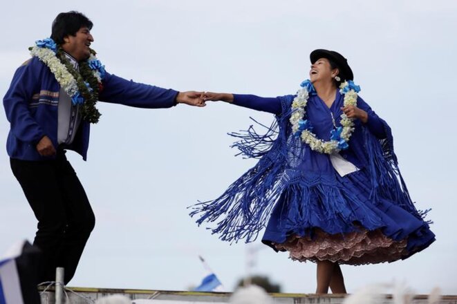Evo Morales danse lors d'un meeting de campagne à El Alto, près de La Paz (Bolivie) le 16 octobre 2019. © REUTERS/Ueslei Marcelino Evo Morales danse lors d'un meeting de campagne à El Alto, près de La Paz (Bolivie) le 16 octobre 2019. © REUTERS/Ueslei Marcelino