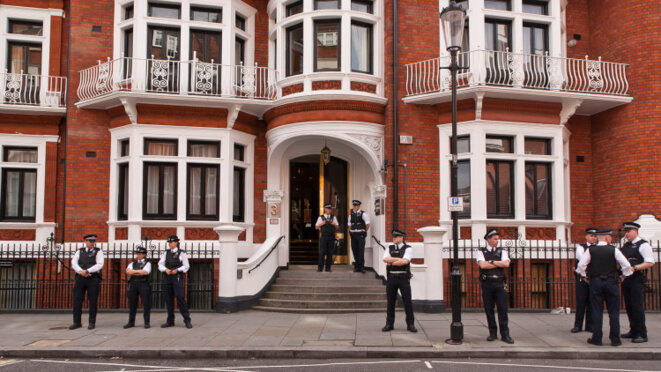 Ecuadorian Embassy Standoff - Front Entrance (Jaggers on Flickr) Ecuadorian Embassy Standoff - Front Entrance (Jaggers on Flickr)