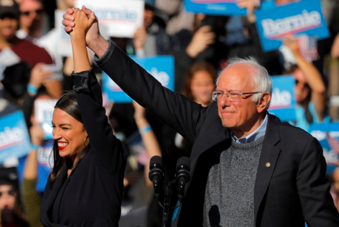 Alexandria Ocasio-Cortez avec Bernie Sanders, samedi 19 octobre, lors d'un meeting à New York. © Reuters Alexandria Ocasio-Cortez avec Bernie Sanders, samedi 19 octobre, lors d'un meeting à New York. © Reuters
