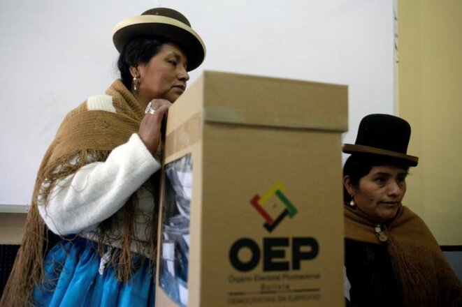 Dans un bureau de vote de La Paz (Bolivie), le dimanche 20 octobre 2019. © REUTERS/David Mercado Dans un bureau de vote de La Paz (Bolivie), le dimanche 20 octobre 2019. © REUTERS/David Mercado